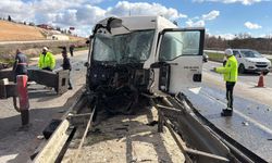 Yön Tabelasına Çarpan Kamyonun Kupası Koptu