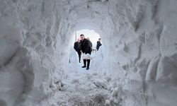 Yüksekova’da Esnaf Dükkan Önüne Kardan Tünel Yaptı