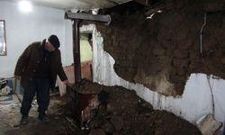 Yüksekova’da Evi Yağışta Yıkılan Aileye Yardım Edildi