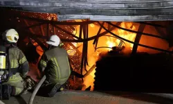 İzmir’de Mobilya Atölyesinde Yangın Depoya ve İş Yerlerine Sıçradı