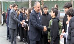 Okullarda İlk Ders Öğretmen Ve Öğrencilerin Bayramlaşmasıyla Başladı