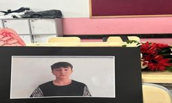 Sınıf Arkadaşları Tanju'yu Karanfillerle Andı