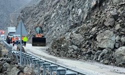 Heyelan Nedeniyle Kapanmıştı: Yüksekova Yolu Açıldı