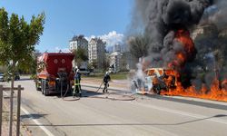 Korku Dolu Anlar: Yanan Araçtaki Kediyi Kurtardı