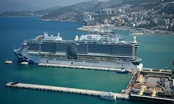 Kuşadası'na Binlerce Turist Getiren Dev Gemi Yanaştı
