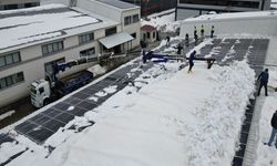Bitlis’te Kar Temizliği: Çatılar Vinç Yardımıyla Arındı