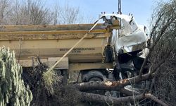 Hafriyat Kamyonu Kazası: Şoför Kazayı Hafif Sıyrıklarla Atlatı