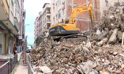 Yıkım Sırasında Komşu Bina Hasar Gördü: Tahliye Kararı Çıktı