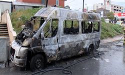 İstanbul’da Korkutan Yangın: Servis Aracı Yandı