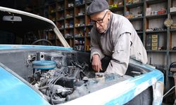 90 Yaşındaki Usta, Anadol Araçlarını Yeniden Trafiğe Hazırlıyor