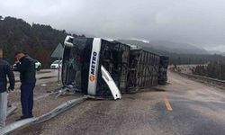 Antalya Kara Yolunda Devrilen Otobüste 15 Yolcu Yaralandı