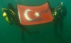 Testereyle Buzları Keserek Göle  Girdiler: Türk Bayrağı Açtılar