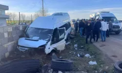 Minibüs Bahçe Duvarına Çarptı: 10 Yaralı