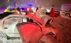 Otomobiller Kafa Kafaya Çarpıştı: 2’si Çocuk 7 Kişi Yaralandı