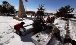 Ardahan'da Şehit Kabirlerinde Temizlik Seferberliği