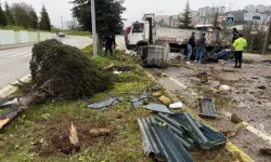 Rampada Kontrolden Çıkan Kamyon Refüje Devrildi