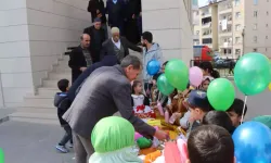 Bingöl'de Minik Öğrencilerden Cami Önünde Bayramlaşma