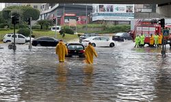 Adana'da Şiddetli Sağanak: Caddeler Su Altında Kaldı