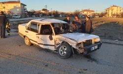 Otomobil Ve Minibüs Çarpıştı 3 Kişi Yaralandı