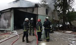 Antalya'da Boya Atölyesinde Çıkan Yangında İş Yerleri Hasar Gördü