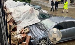 Aydın'da Çöken Duvarın Altında Kalan 4 Araç Hasar Gördü