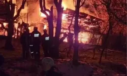 2 Katlı Ahşap Ev Ve Odunluk Yangında Küle Döndü