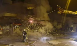 Antalya’da İş Yerinde Yangın, Alevler Binayı Sardı