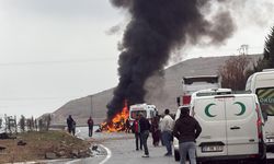 Batman’da Refüje Çarpan Otomobil Yandı: 2 Yaralı