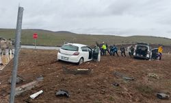 Bingöl’de Hafif Ticari Araç ile Otomobil Çarpıştı 1’i Ağır 13 Yaralı