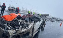 Bitlis'te Otomobil TIR'a Çarptı: Karı Koca Hayatını Kaybetti