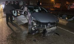 Bursa'da Kontrolden Çıkan Otomobil Aydınlatma Direğine Çarptı: 2 Yaralı