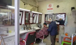 Gaziantep’te Depremde İş Yeri Yıkılan 55 Yıllık Berber Konteynerde Çalışıyor