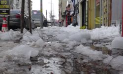 Erzurum'da Üzerine Buz Kütlesi Düşen Vatandaş Ağır Yaralandı