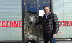 Eczaneyi Önce Taşladı Sonra Yakmaya Çalıştı:Zanlı Gözaltına Alındı