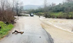 Çanakkale’de Sağanak Etkili Oldu 1 Köy Yolu Kapandı 1 Otomobil Suya Kapıldı