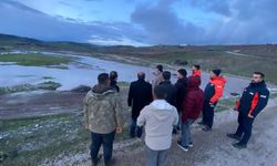 Debisi Yükselen Çayda Traktörüyle Mahsur Kalan Kişi Kurtarıldı