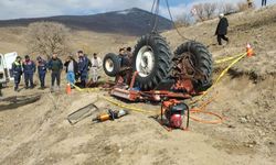 Devrilen Traktörün Altında Kalarak Can Verdi