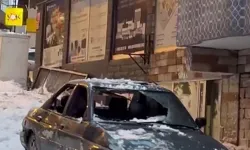 Çatıdan Düşen Kar Kütlesi Otomobili Kullanılamaz Hale Getirdi