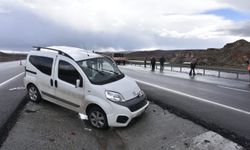 Sivas'ta Hafif Ticari Araç TIR'a Çarptı: 1 Ağır Yaralı