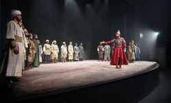 Erzurum Devlet Tiyatrosu’nda ‘Timur ve Yıldırım’ Oyunu Büyük İlgi Topladı