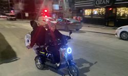 Mahalleyi Sahura Kaldırmak İçin Motosiklette Davul Çaldı