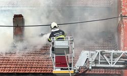 Tek Katlı Evde Çatı Yangını 3 Kişi Son Anda Kurtuldu