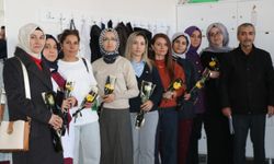 650 Meslektaşa Fatma Nur Öğretmen Anısına Çiçek Verildi