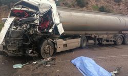 2 Tanker Kafa Kafaya Çarpıştı: 1 Ölü, 1 Yaralı