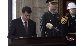 Anıtkabir'de 18 Mart Töreni: Vali Şahin ve Protokol Üyeleri Aziz Şehitleri Yad Etti