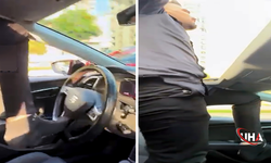 Açılır Tavandan Çıktı, Otomobili Ayağıyla Sürdü