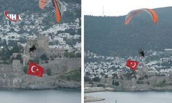 Bodrum'da 18 Mart İçin Paramotorla Türk Bayrağı Uçuruldu