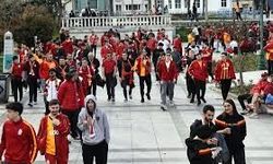 Derbi Öncesi Galatasaray Taraftarı Dolmabahçe’ye Geldi