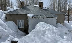 Hakkari'de Kar Yağışı: Yüksekova Evleri Karla Kaplandı