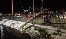 Hatay’da Fırtına Yaşamı Olumsuz Etkiledi, Dalgalar Yola Taştı